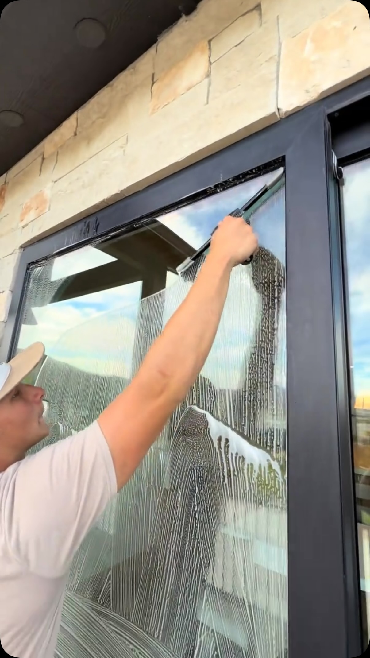 #windowcleaning #utahbusiness #windowcleaner #localbusiness #streakfree